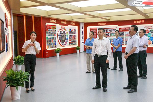 渭南市委副秘书长宫欣旺莅临猛男GayGay指导新时代文明实践基地建设工作